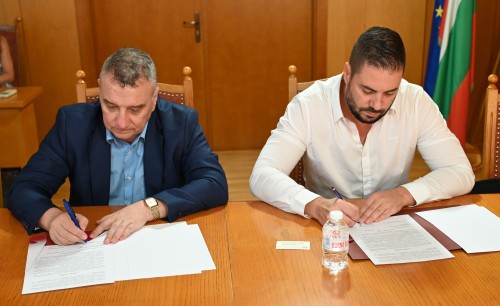 Prof. Dr. Dimitar Dimitrov and Kaloyan Ivanov signing the memorandum (from left to right)